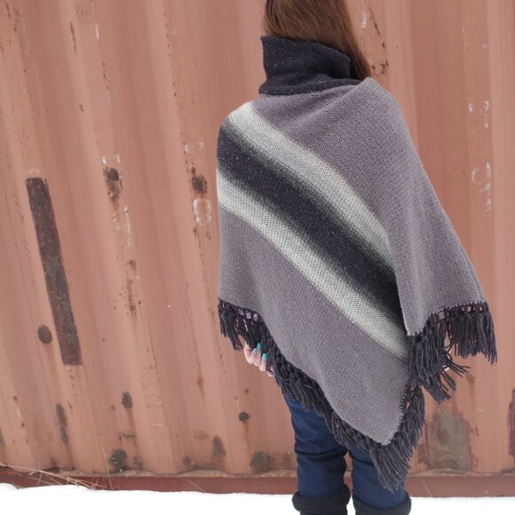 Vintage Ladies  100%  Wool Poncho With Fringes - Picture 8 of 8